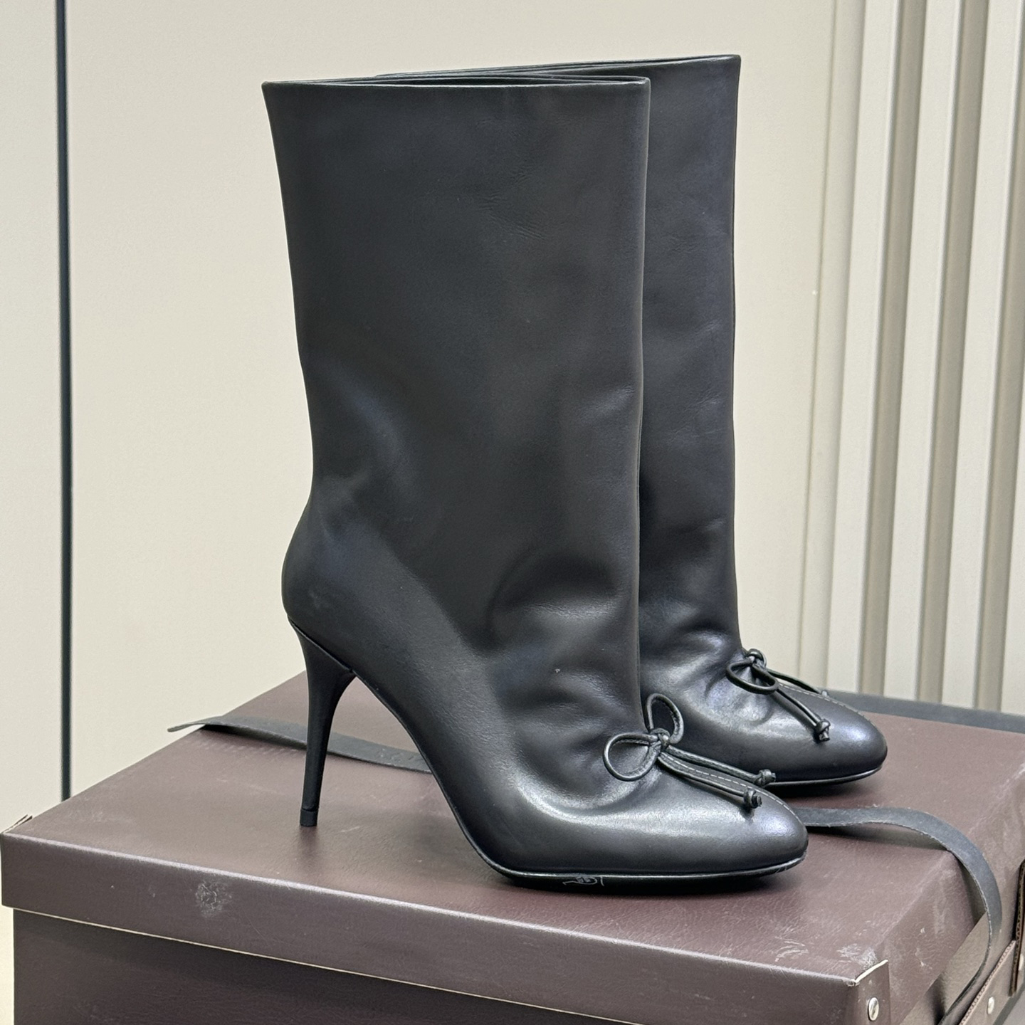 New luxury women boots Stiletto Heel Almond Shaped Toes booties Designer horsehair ankle boots Top quality genuine booties Bowtie embellished Factor