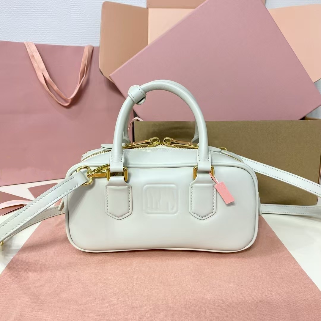 Fashionable women's leather crossbody bag with top handle, elegant small shoulder bag for daily use High quality designer bag
