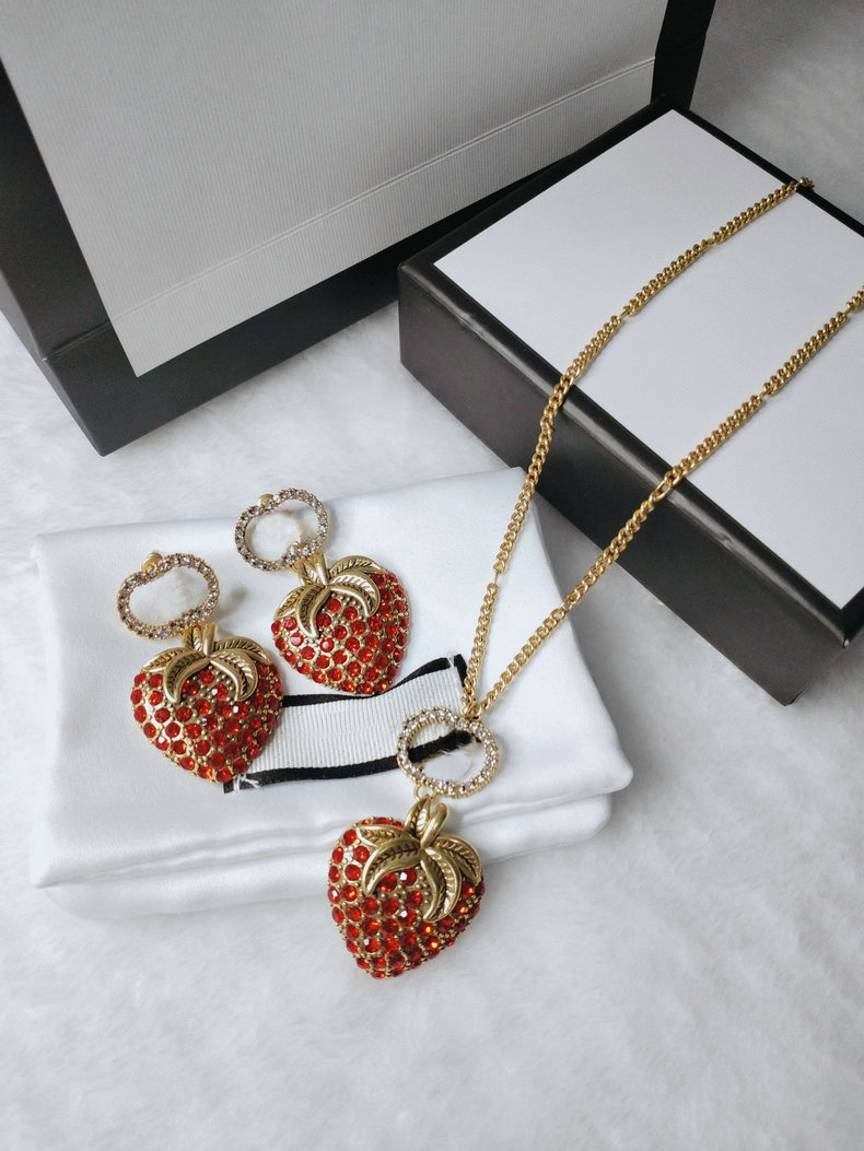 With Free dust bag Designer Stud Full Red Strawberry Crystal earrings Pendant Necklace Set Gold Plated Flowers Letter Stamps Jewelries wedding gift
