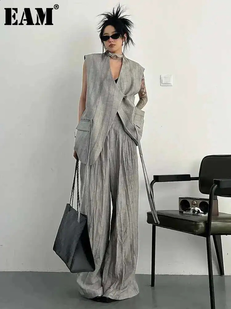 EAM Gray Top Laceup Texture Induced Wrinkles Suit Vest Women Vcollar Sleeveless Fashion Spring Autumn 2024 30A1702 250823