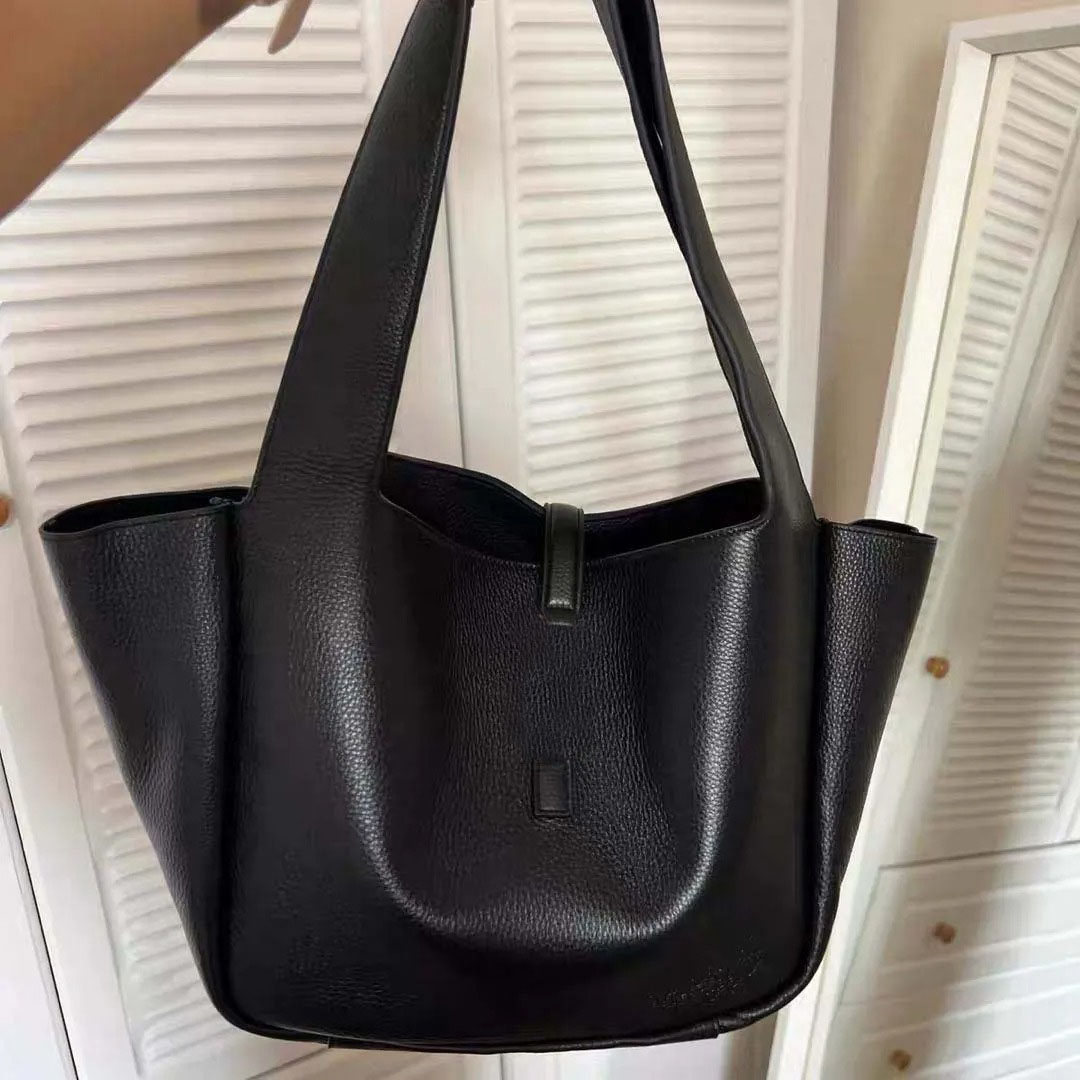 The 2025 new designer bag, a classic and fashionable large-capacity handbag with leather texture for travel, is available in black, white and brown4