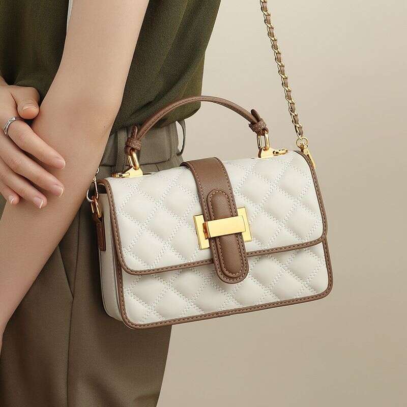 Versatile Chain Diagonal Straddle for Women with High Light Lingge Small Square Bag Commuting Fashion Design