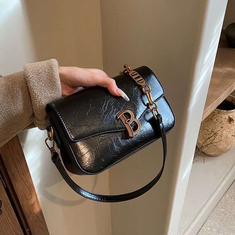 French niche light versatile one shoulder small square commuting crossbody bag for women 2023 new autumn and