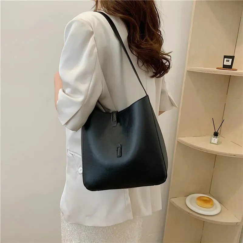 The 2025 new designer bag, a classic and fashionable large-capacity handbag with leather texture for travel, is available in black, white and brown6