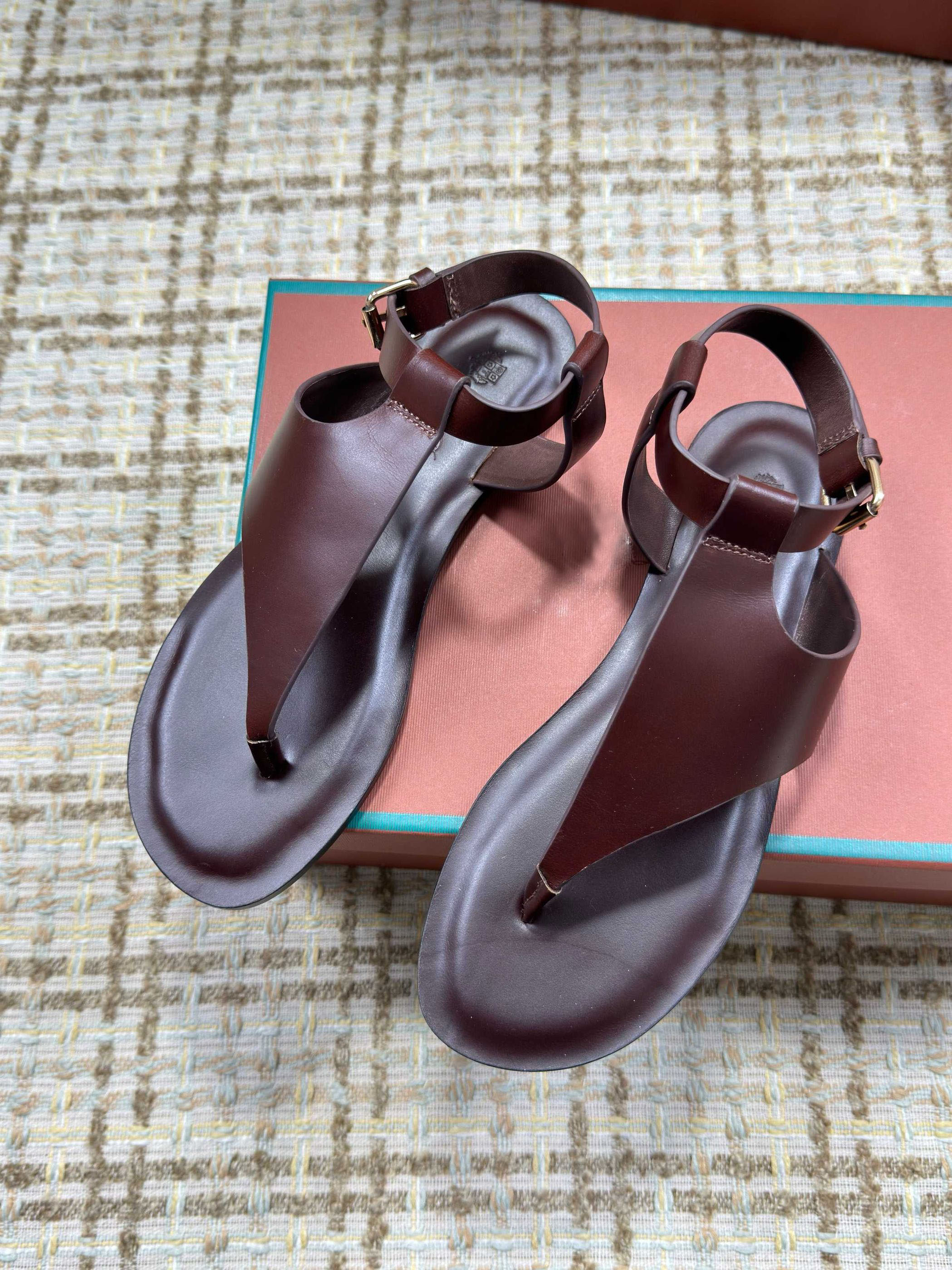 Summer Luxury Women Trani Slide Flats Calfskin Leather Ankle-Strap Thong Sandals Shoes Wild Plum Footwear Lady Comfort Walking EU35-41