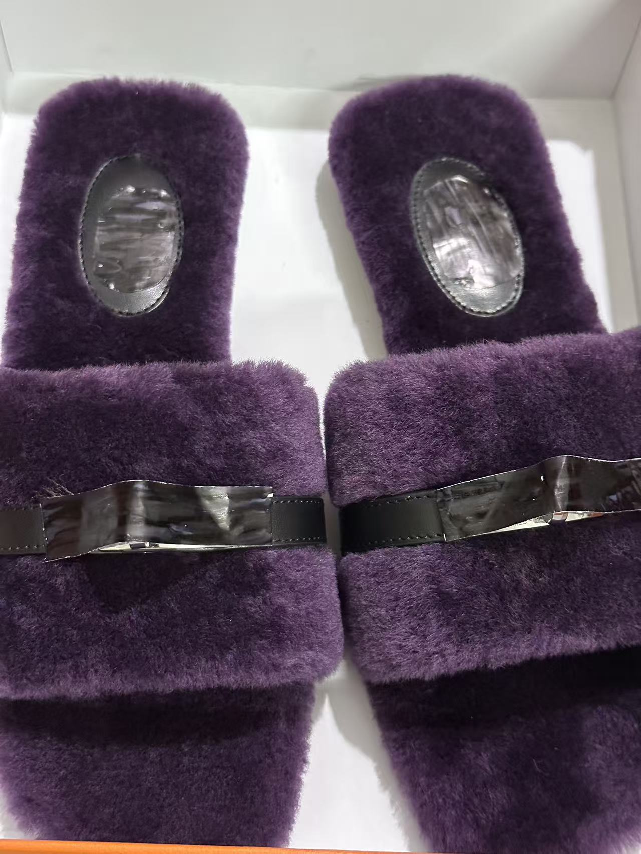 Luxury fur slippers designer women Trendy furry Fluffy shearling sandals slippers sheep Wool flats soft warm fur Slides Winter home outdoor 35-42