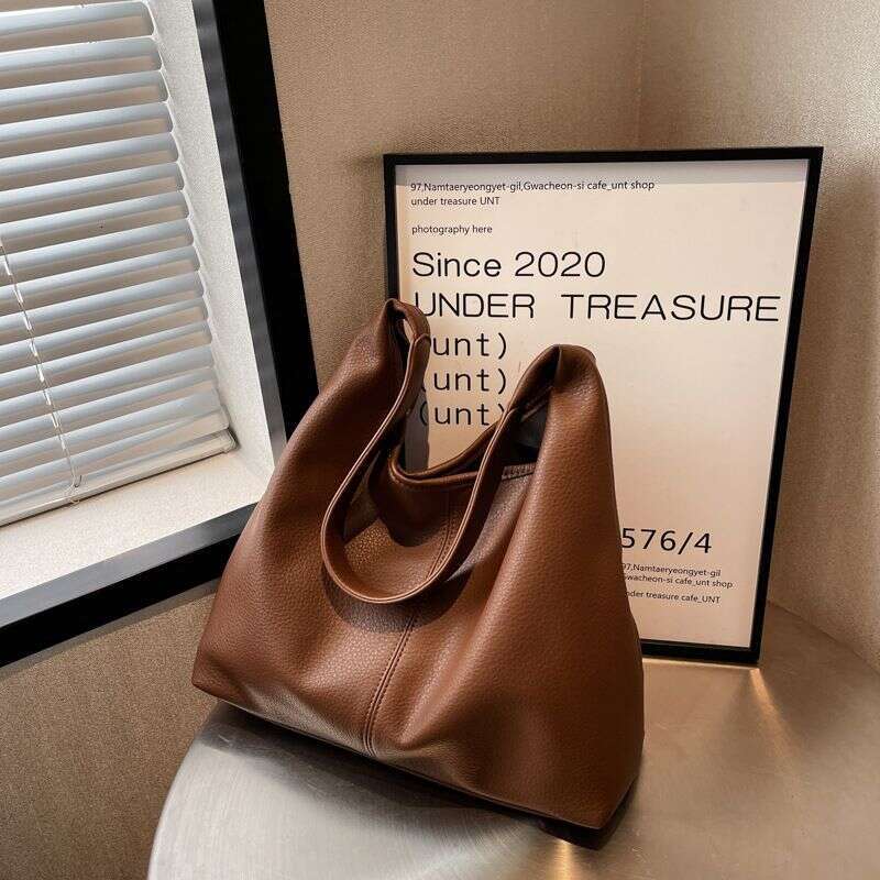 Large Capacity Women's 2023 New Soft Leather Armpit Shoulder Letter Bucket Bag, Versatile Commuting Tote Bag