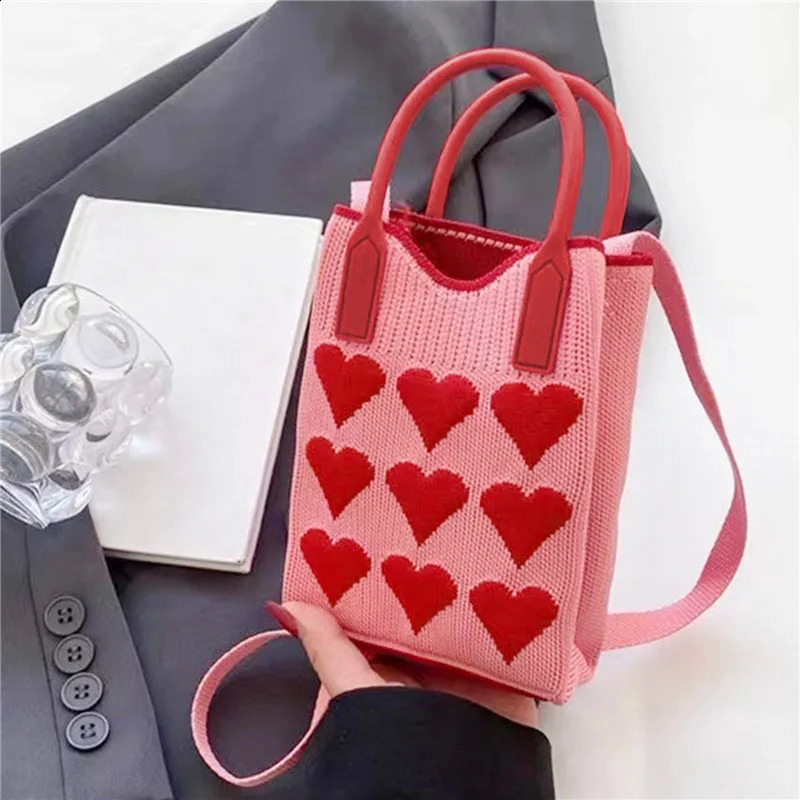 Korean Fashion Heart Knitted Mini Square Handbag for Women Small Mobile Phone Shoulder Bags Girls Cute Outdoor Crossbody Bags250828
