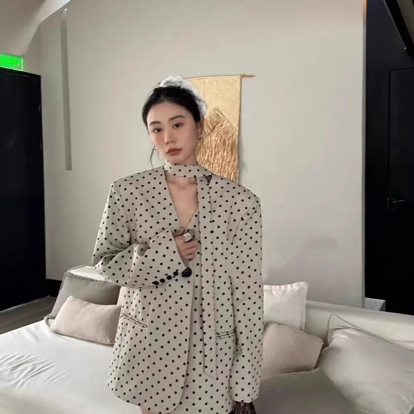 Polka Dot Suit Jacket with Ins Style Fashion Retro Spring Autumn Commuting Style Vneck Blazer for Women250828