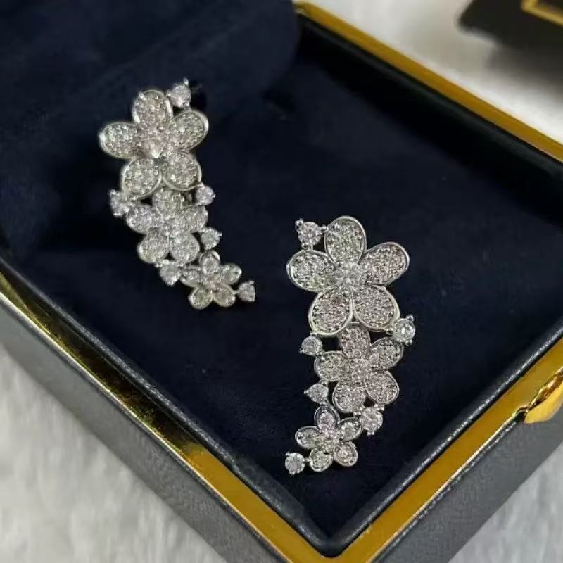 Collier de fleur sucré mode Set Butterfly Collier Femmes Élégant Tempérament Moisanite Shining Popular Brand Bijoux luxueux