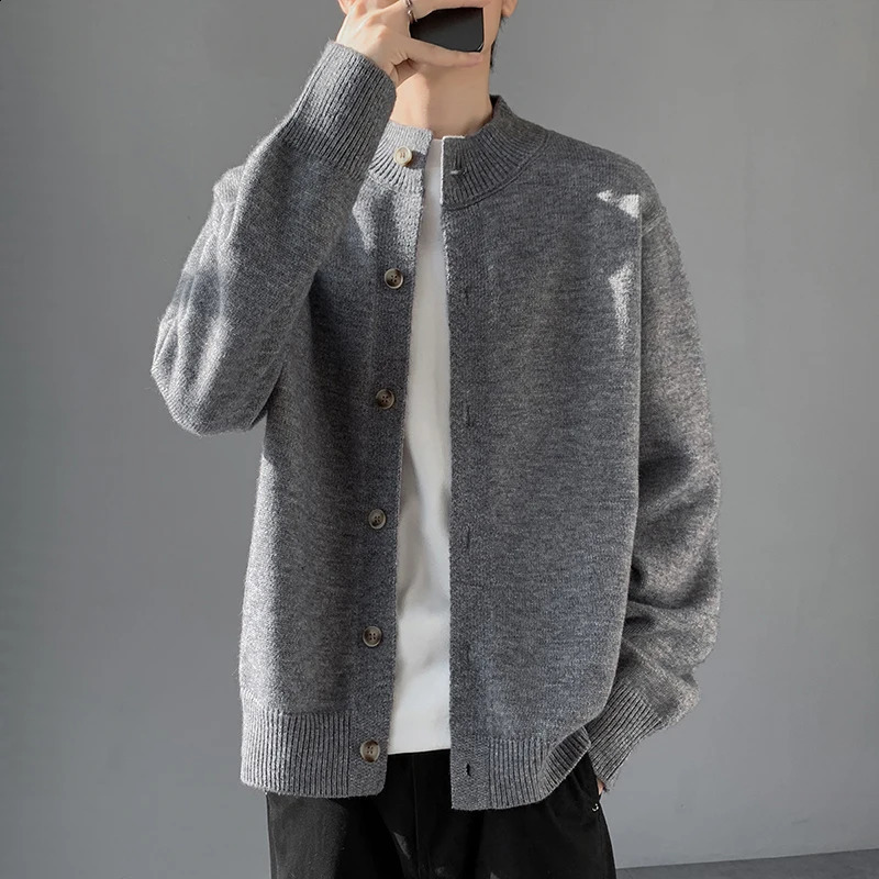 Autumn Mens Crewneck Knitted Sweatercoat Winter Sweater Cardigan Men Korean Slim Solid Color Single Breasted Sweater Jacket 250829BJ