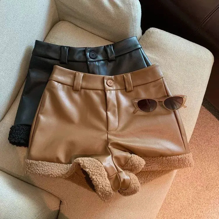 Fall Winter Plus Size PU Leather Shorts for Women Petite Friendly High Waist Fuzzy Patchwork Slim Fit Vintage Style Bottoms 250828