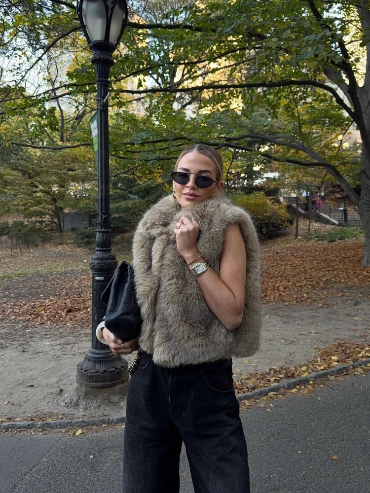Chic Women Lapel Fur Sleeveless Vest Fashionable Solid Color Loose Short Blouse 2025 Style Lady Highstreet Casual Outerwears 250828