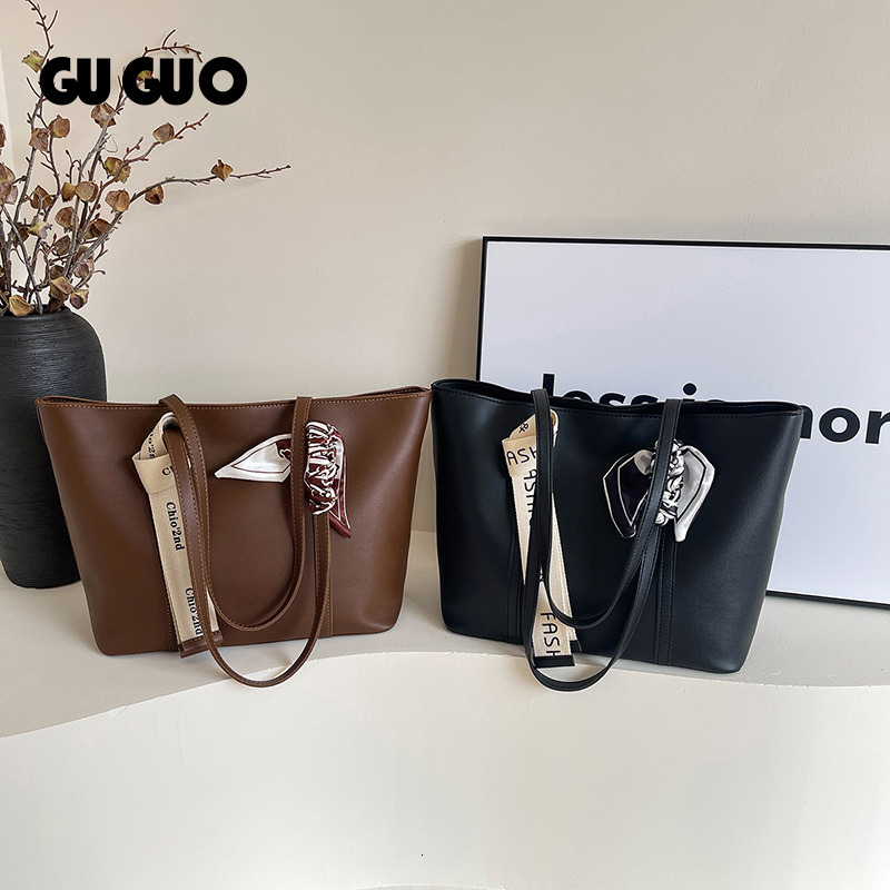 Free Shipping New Designer Bag Minimalist Commuter Large Capacity Bag For Women 2025 New Casual Versatile Tote Bag Niche Fashion Shoulder Bag