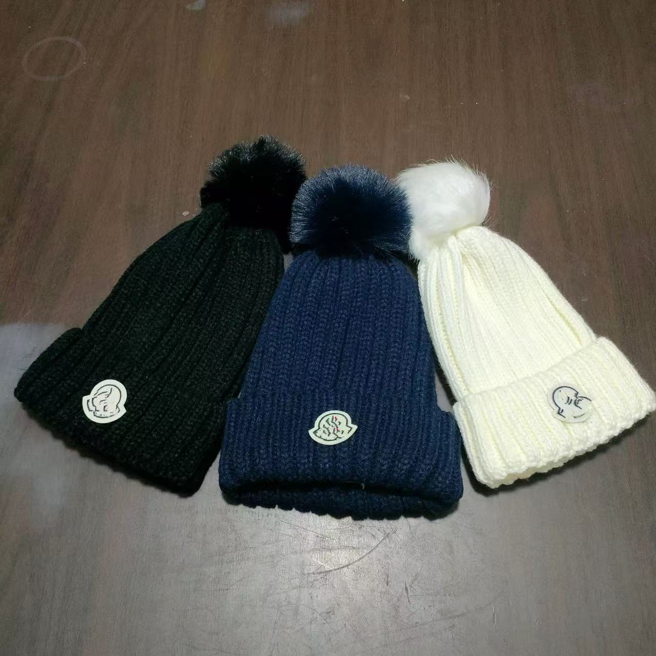 Designer Pom Pom Bceie en tricot - Chat d'hiver épais avec broderie de lettre, chauffeur de bonnet unisexe élégant pour femmes hommes