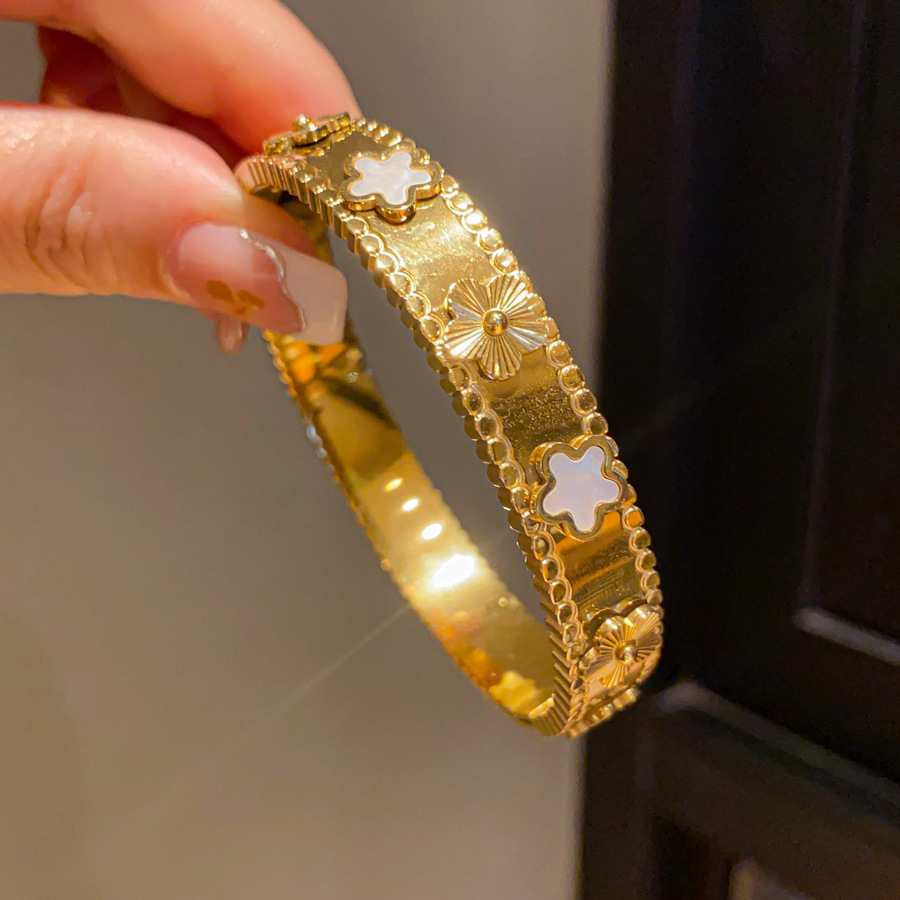 Gold - Toned Clover White Shell Bangle Engraved Detail Vintage - Elegant for Daily or Sophisticated Wrist Styling, High - Quality Accessory Versatil