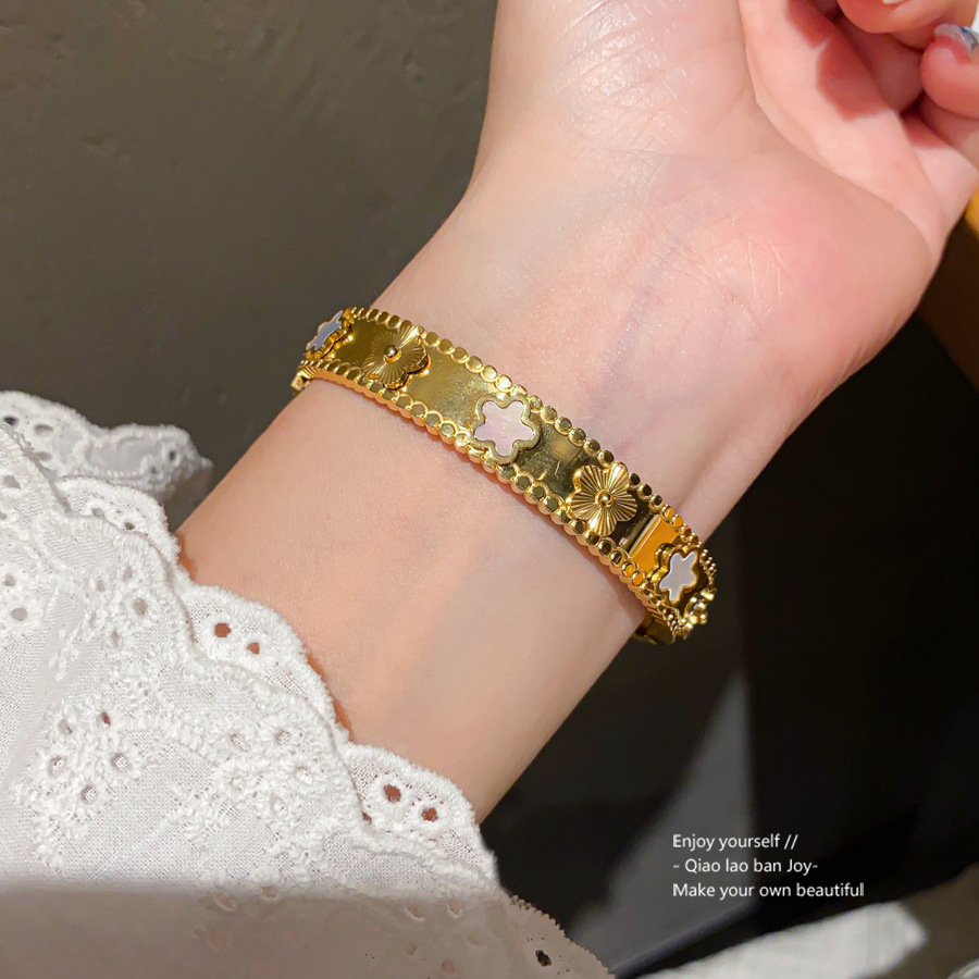 Gold - Toned Clover White Shell Bangle Engraved Detail Vintage - Elegant for Daily or Sophisticated Wrist Styling, High - Quality Accessory fashion