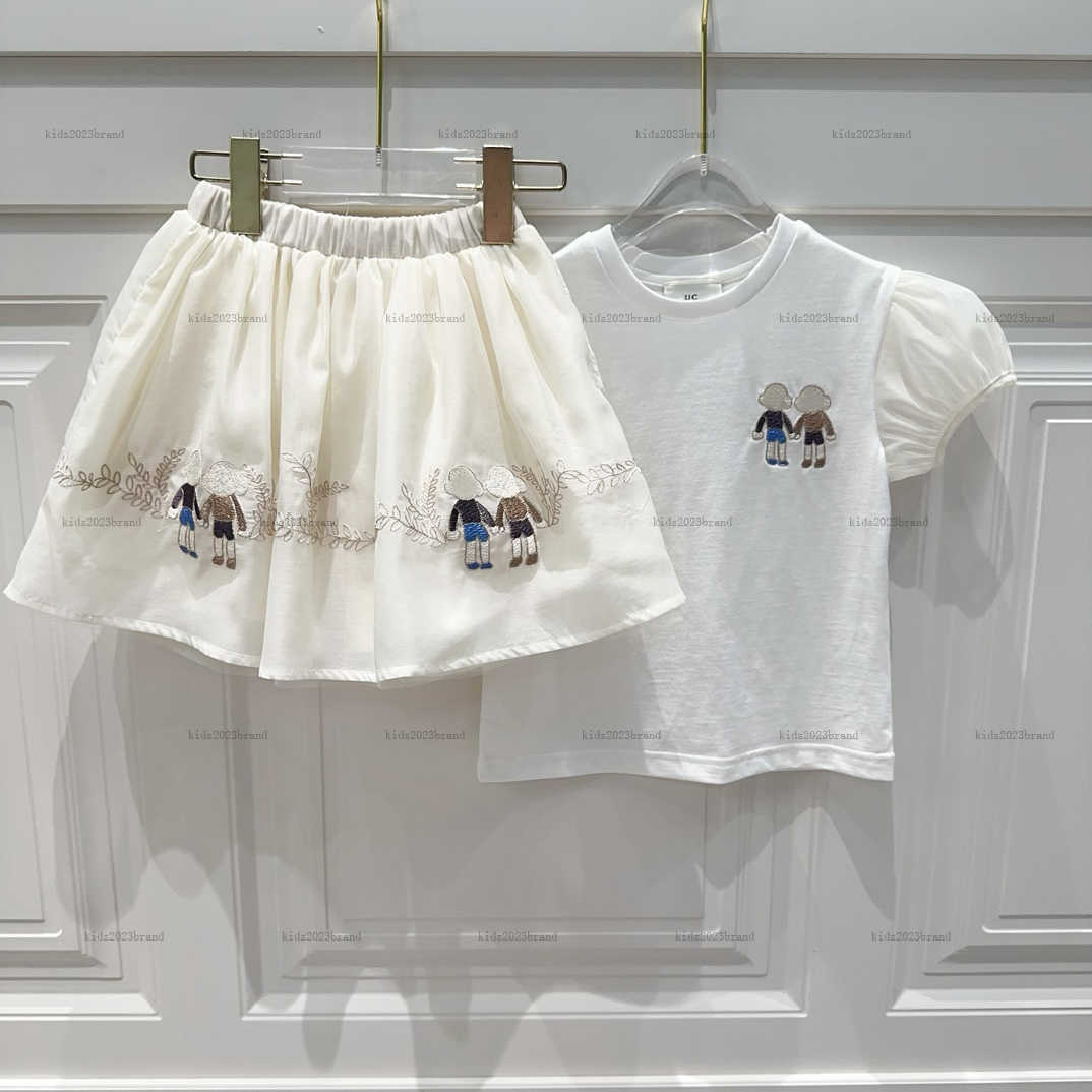 filles robes de costume de broderie de conception bébé bilans à deux pièces de créateurs de créateurs t-shirts d'été et jupe en dentelle A14x02n0