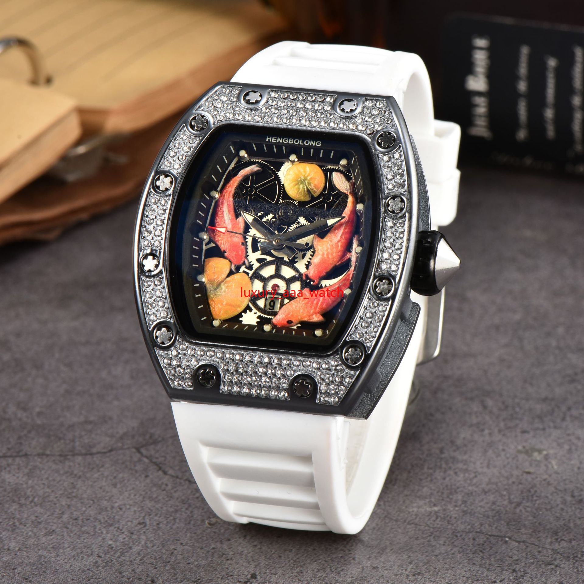 Nouvelle marque de luxe Diamond Set British Watch Men's Fashion Koi Modèle avec du bracelet en silicone calendrier en stock IV