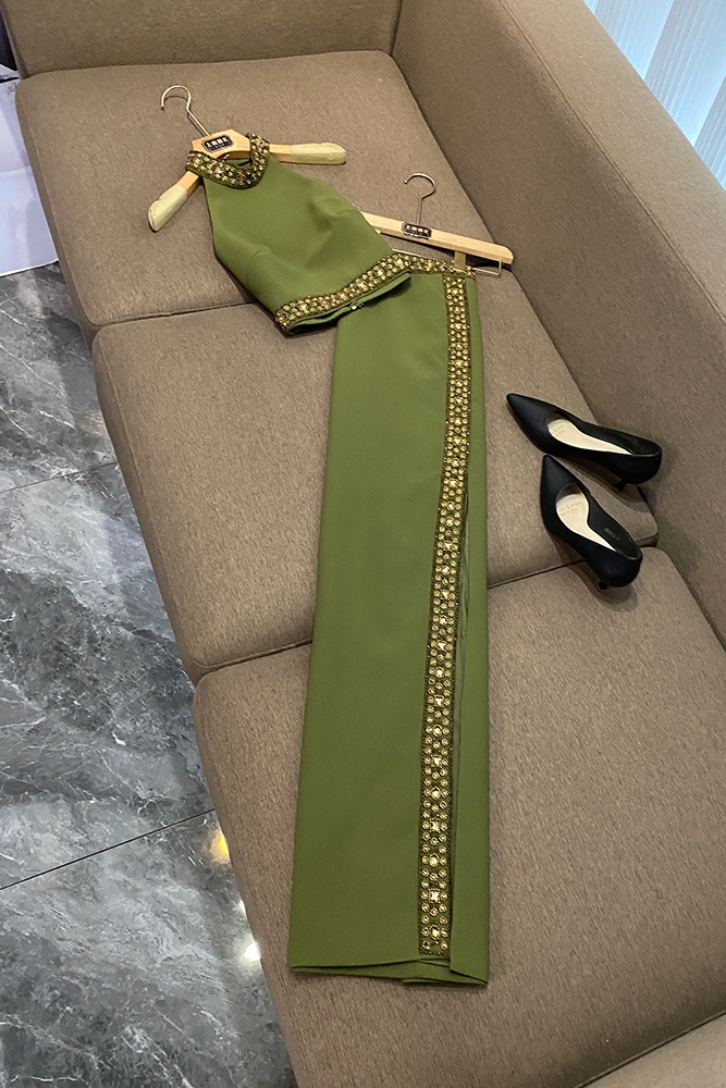 2025 Spring Army Green Rhinestone Solid Color Two Piece Dress Sets Sleeveless Stand Collar Beaded Camisole Top + Long Skirt Set Two Piece Suits O5M0