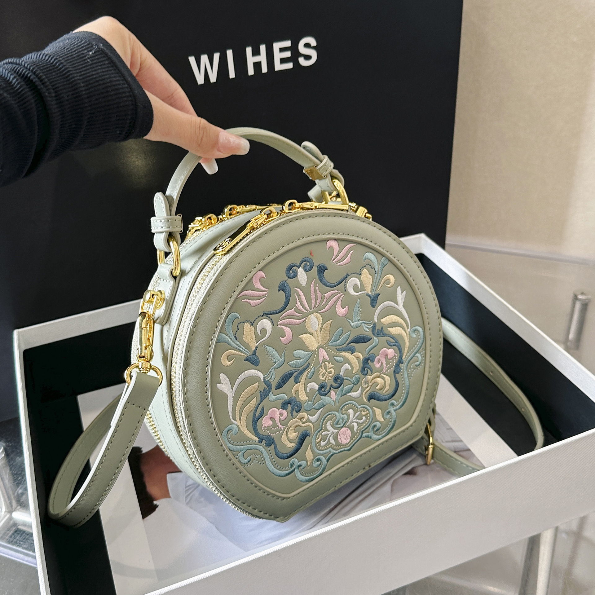 Niche Texture haut de gamme Broidered Women's Mandbag 2025 Nouvel art de mode polyvalent de style chinois Single Slante Small Round Sac Designer