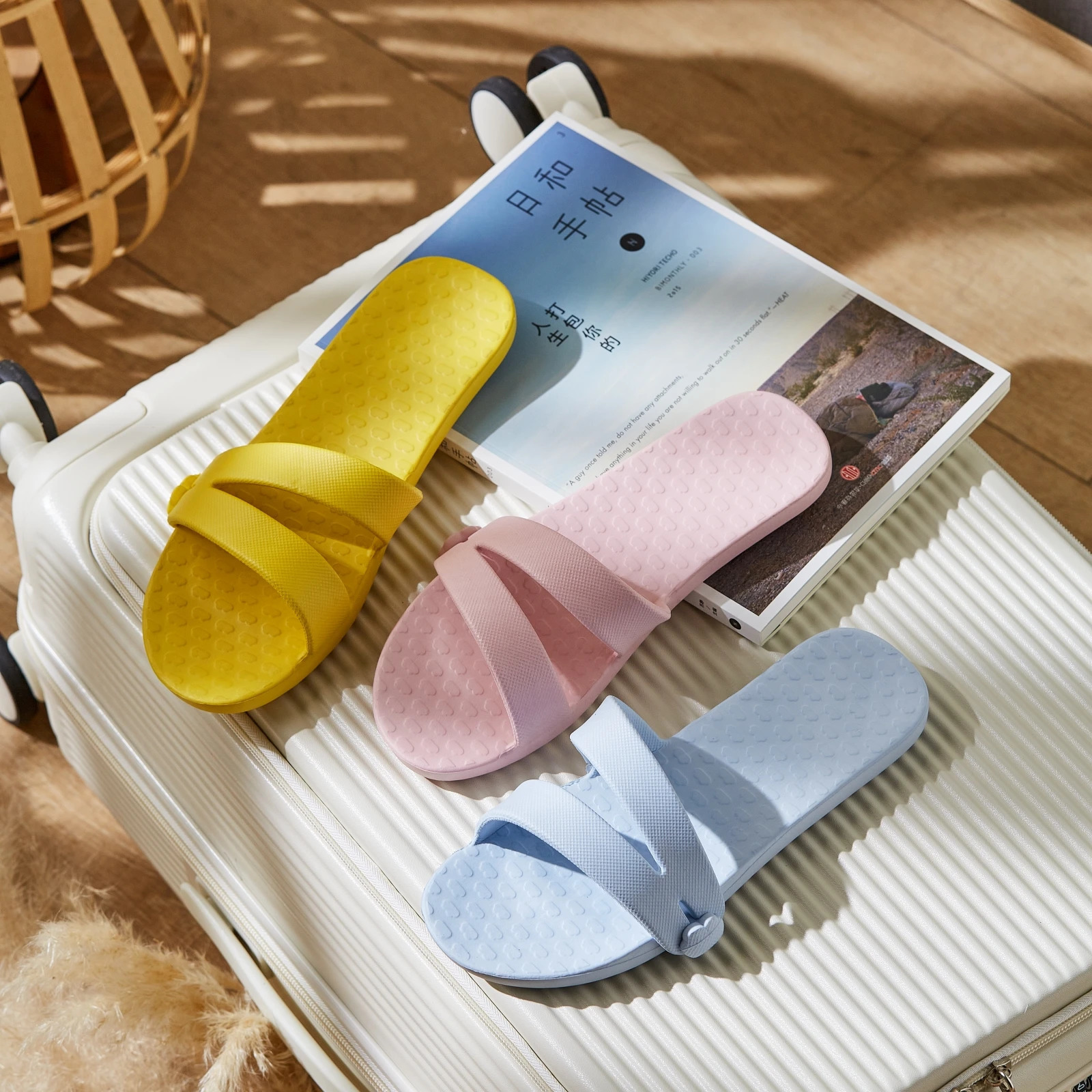 Travel portable slippers travel non-slip lightweight soft sole folding slippers for men and women 250305