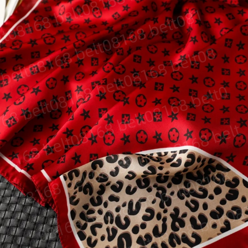 Designers vintage printed silk scarf for women a classic brand of luxury headwear office scarf fashionable top of the line handbag with satin ribbon