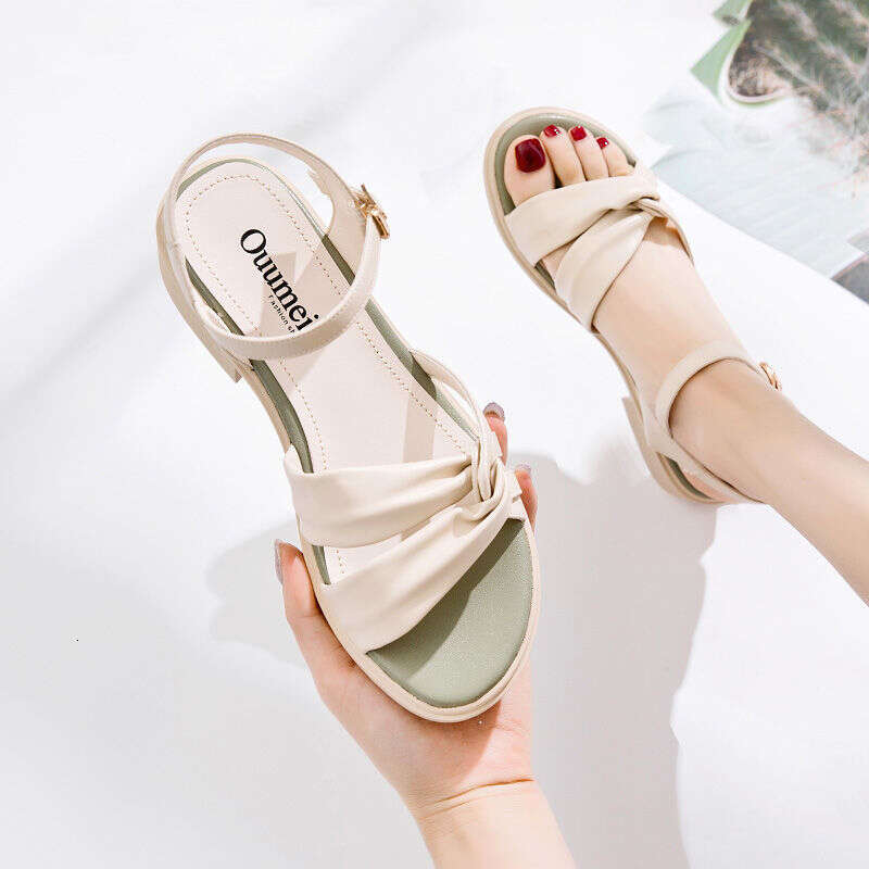Épais doux petit style de fée frais pour les femmes 2021 Nouveaux talons moyens chaussures de femmes sandales polyvalentes d'été