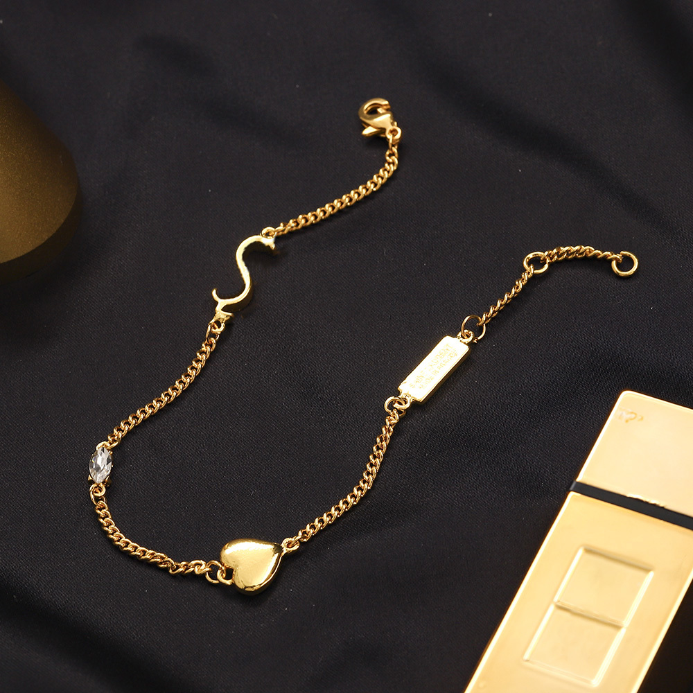 Colliers de bracelet délicat jeu de boucles d'oreille Tampon d'oreille Bracelet Bracelet Designer Pendant Collier Luxury Femmes Love Oreille Brot