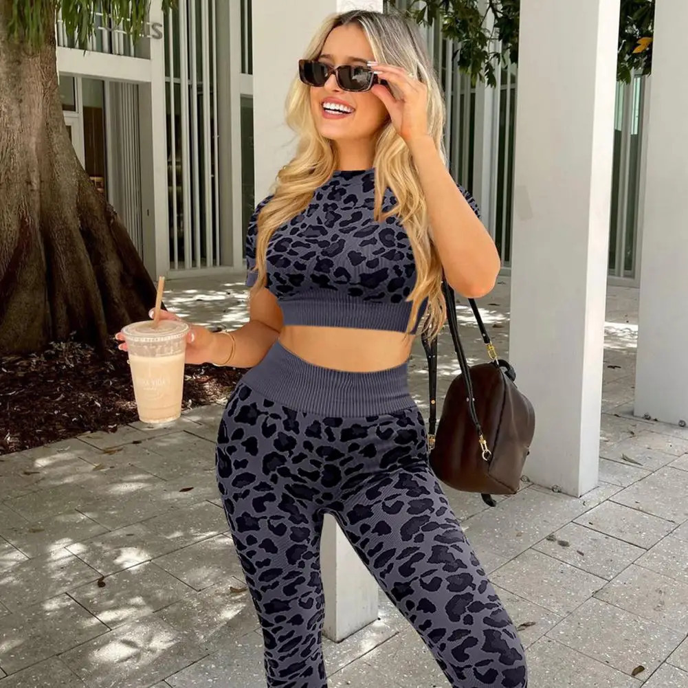 Seamless yoga set for womens fitness set leopard print short sleeved cut top tight fitting hip lifting pants yoga set for womens sportswear 250314