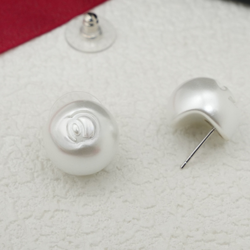 Stud 2026 New arrival round luxury pearl earrings stud for women simple letters designer round pearls earring engagement wedding bride ear rings ear