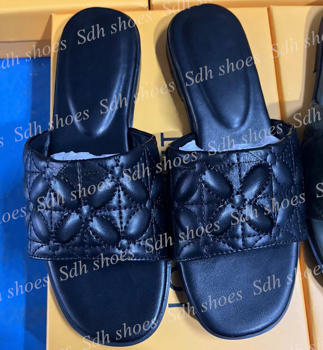 Pantoufles de créateurs Nouvelles chaussures pour femmes Diapositives de plage plates Pantoufles pour femmes Casual Plate-forme Boucle Sandale Mu