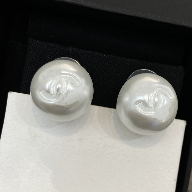 Stud 2026 New arrival round luxury pearl earrings stud for women simple letters designer round pearls earring engagement wedding bride ear rings ear