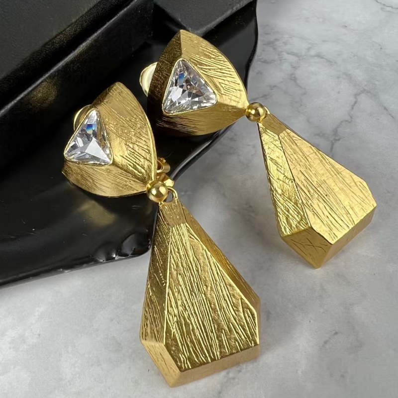 Luxury Women Design Earrings High Quality Yellow Gold Plated Bling Crystal Metal Earrings Clips On for Girls Women for Party Wedding Nice Gift