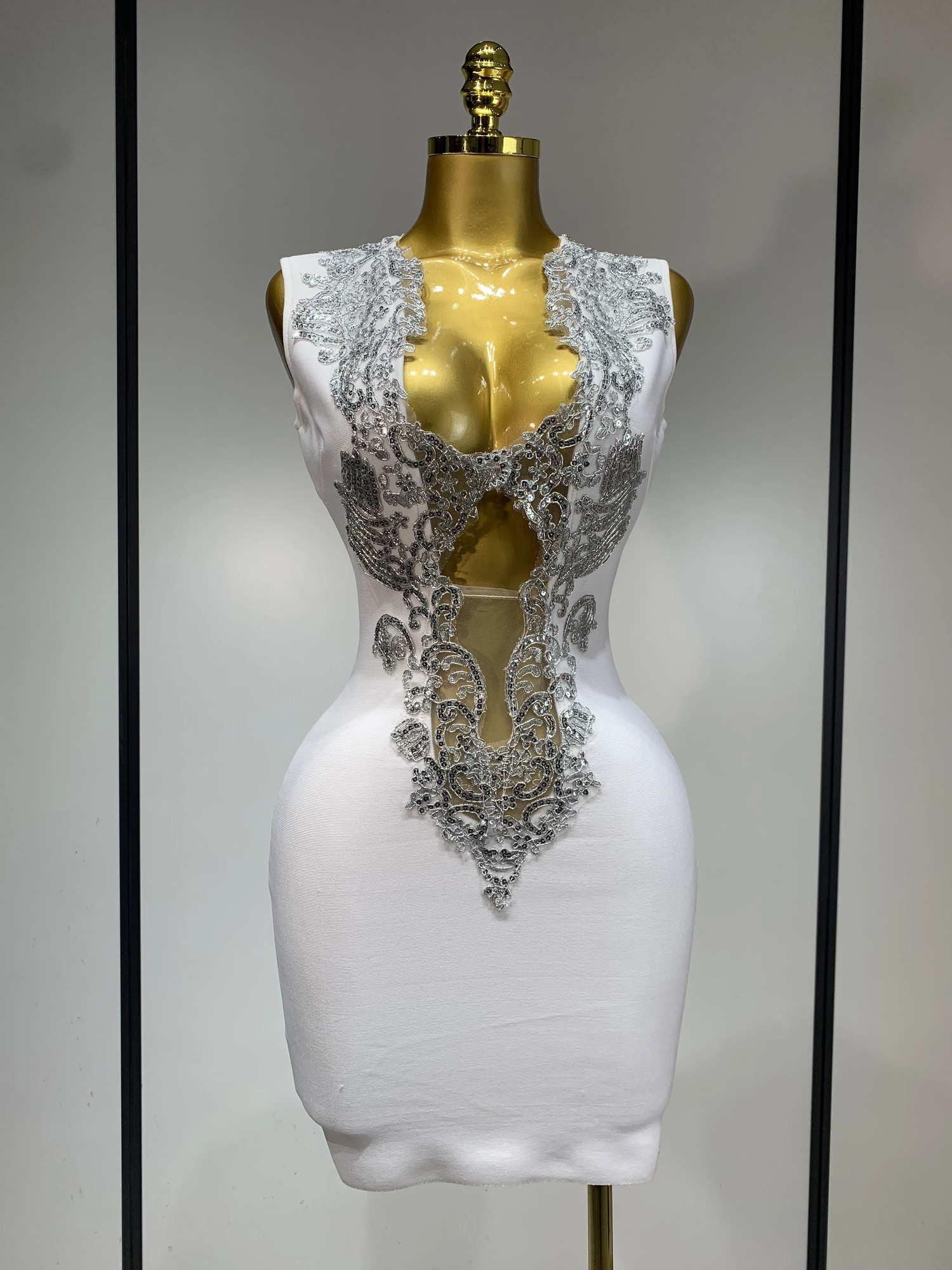 Robe à bandes courte et sexy pour femmes, col en V, paillettes argentées, blanc, élégant, fête d'anniversaire, club, gilet de mariage, 250321