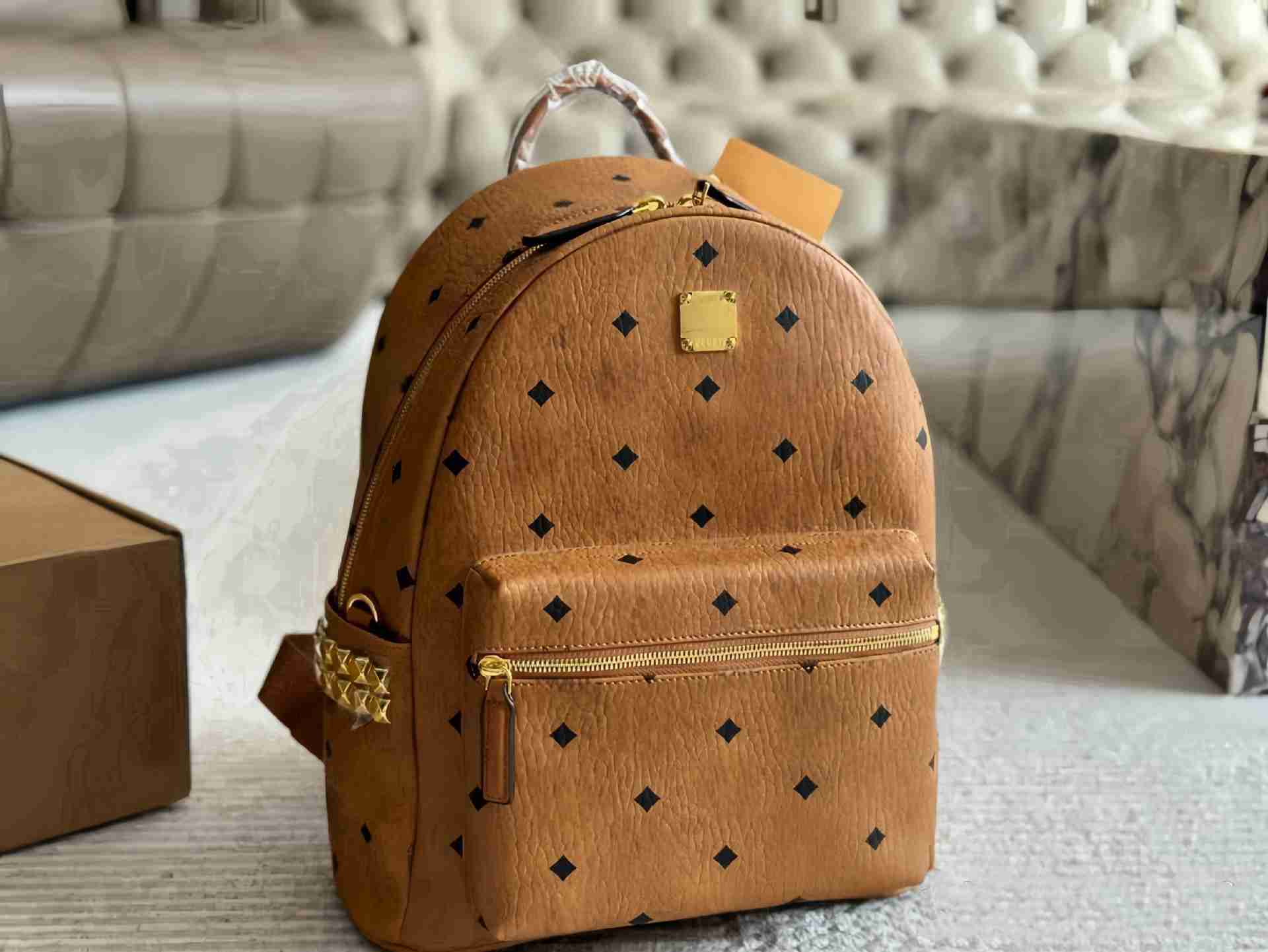 Designer rétro étalons en couche à revêtement par sac à dos marque de luxe nappa en cuir nappa rivets m motif masculin masculin étudiant à la mod