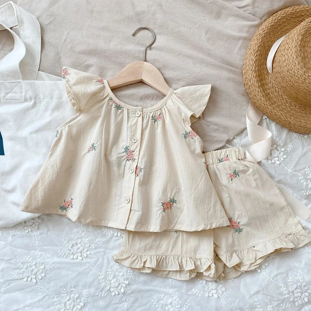 Girls d'été Fashion Set Childrens Flower Imprimé manche volante Topshorts Two Piece Mignon petite fille rafraîchissante Set 250324