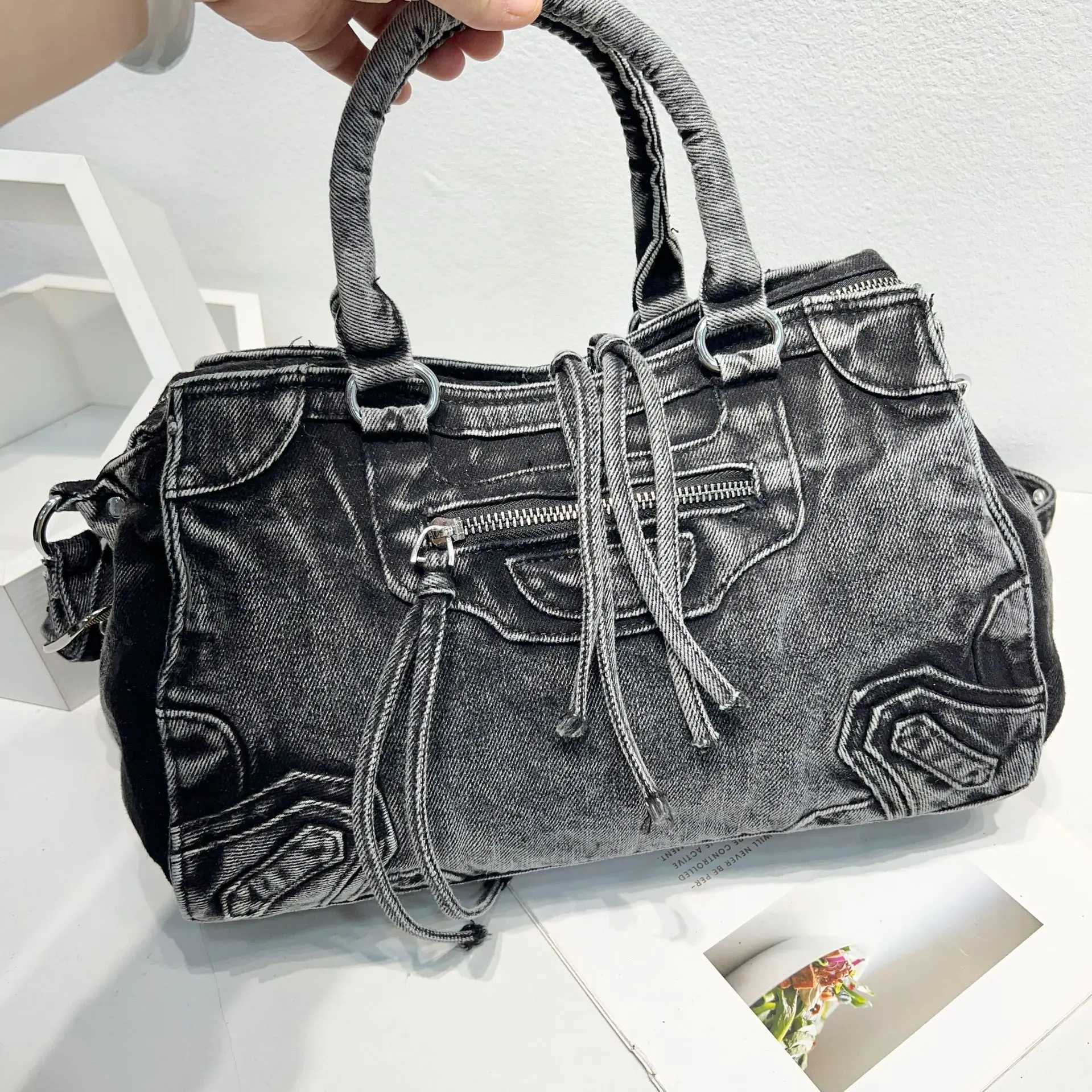 Nouveaux sacs d'oreiller de moto et de vélo adaptés aux femmes sacs à main de créateurs de luxe portefeuilles technologie de lavage en denim haut