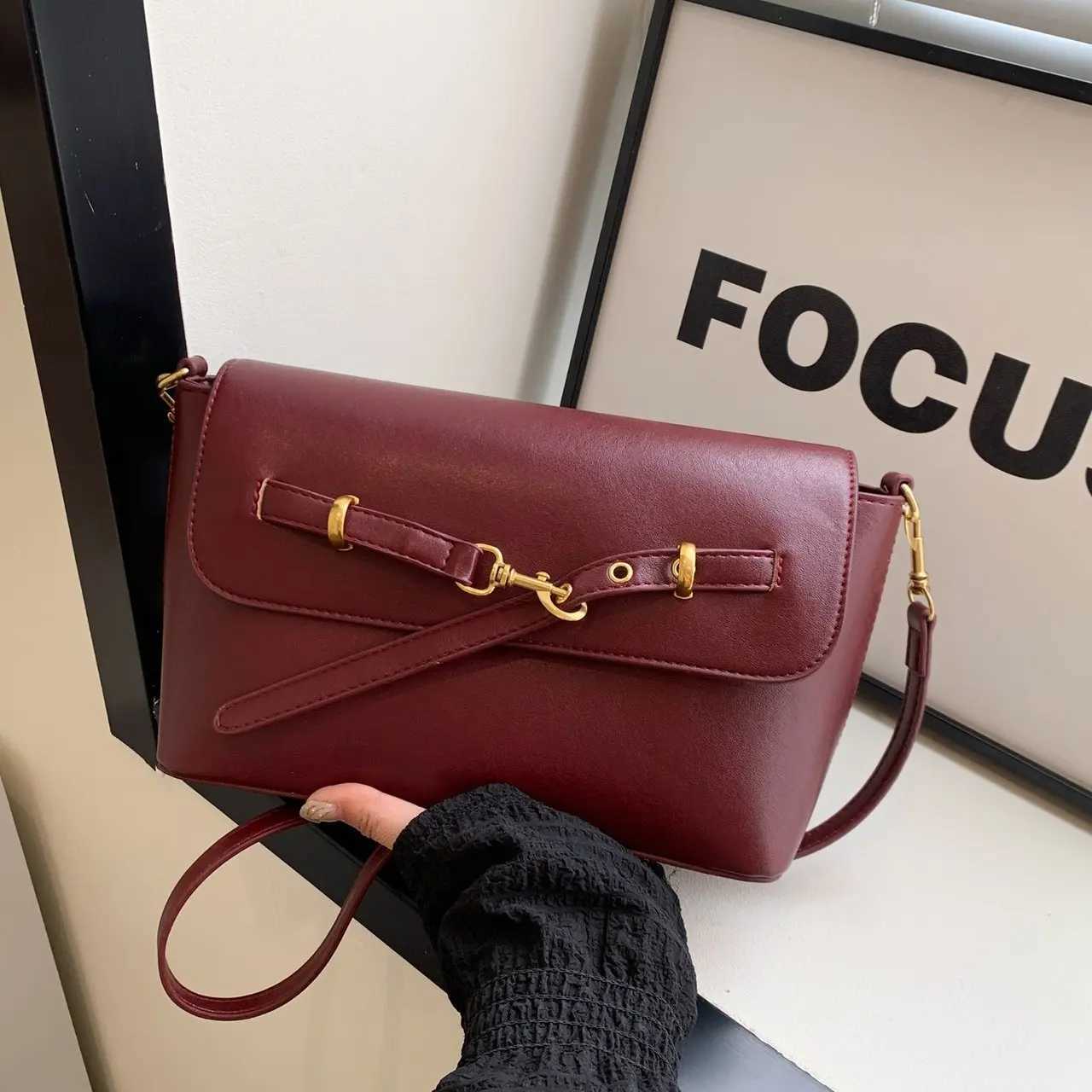 Luxury vintage leather messenger bag cross body handbag suitable for women minimalist letter casual commuting style solid color designW250504