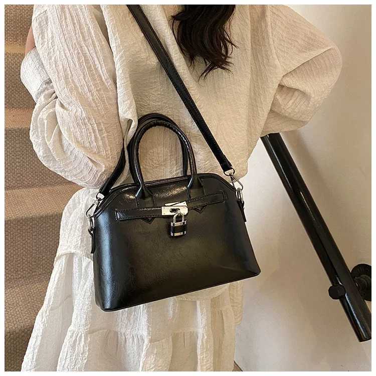 Sac d'embrayage à enveloppe chic parisienne Portefeuille de corps en cuir texturé vintage avec chaîne détachable pour usage nocturnew250504
