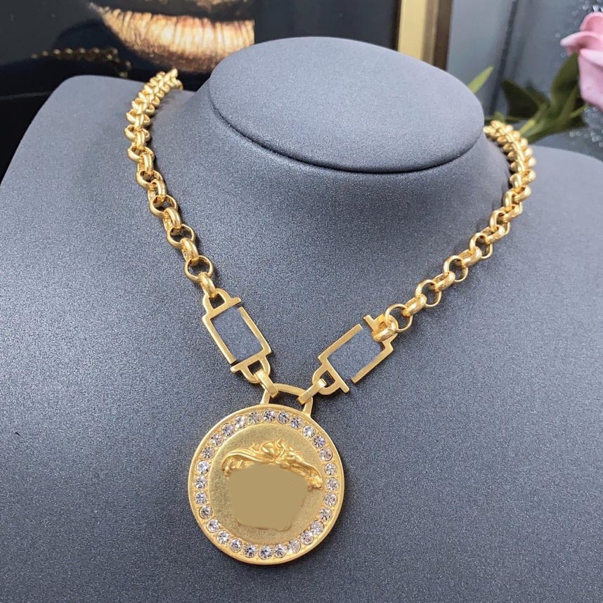 Une variété de styles de bijoux de créateurs de collier, colliers de créateurs de portraits sculptés mythologiques classiques, matériau en laiton