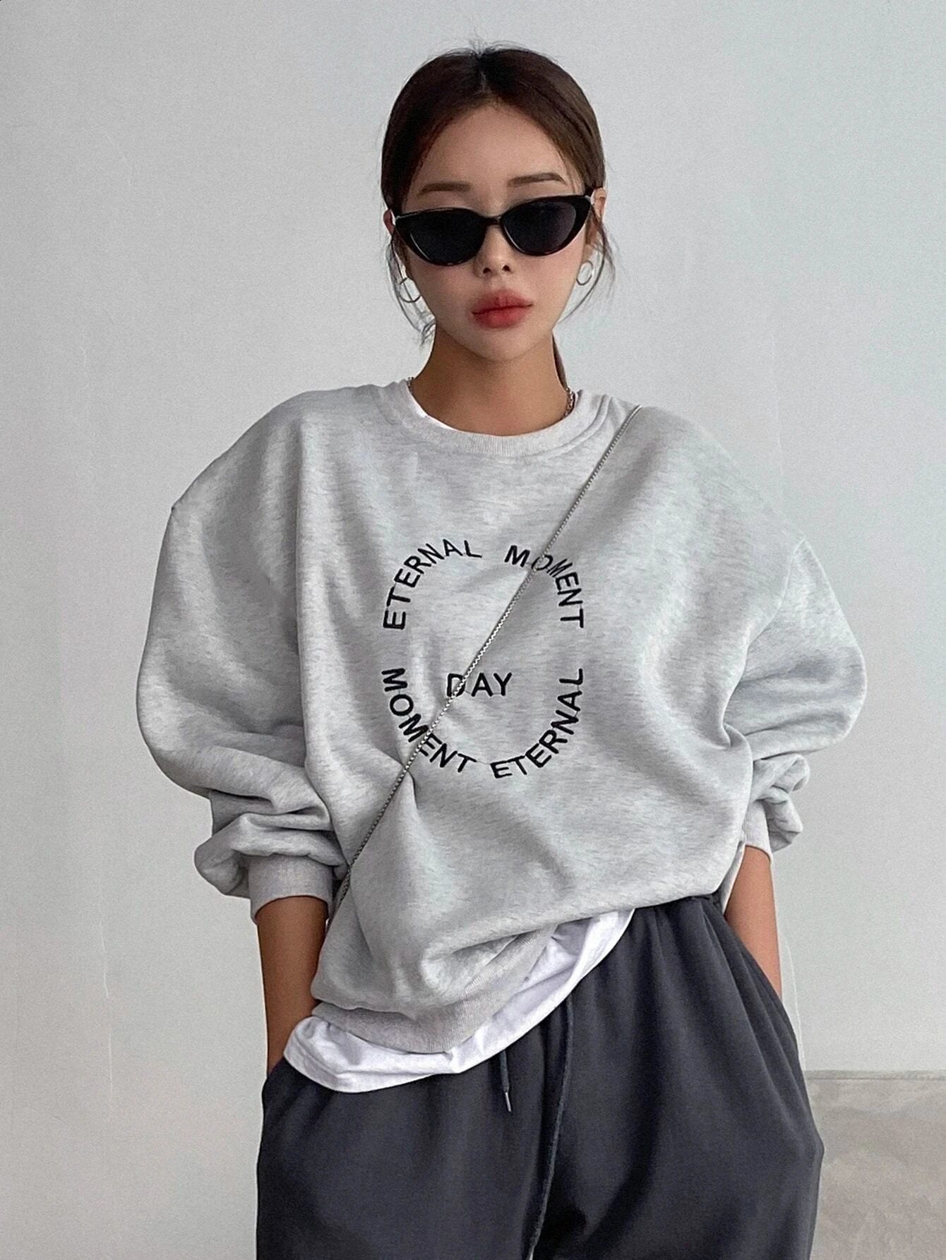 Womens sportswear with interesting letter printing zipper Crewneck long sleeved super large hooded shirt fashionable and casual autumn womens clothi