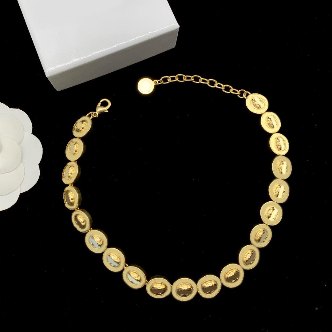 A variety of styles of designer necklaces, jewelry, classic mythological carvings, portraits, high-quality 14K gold, brass material, ladies'