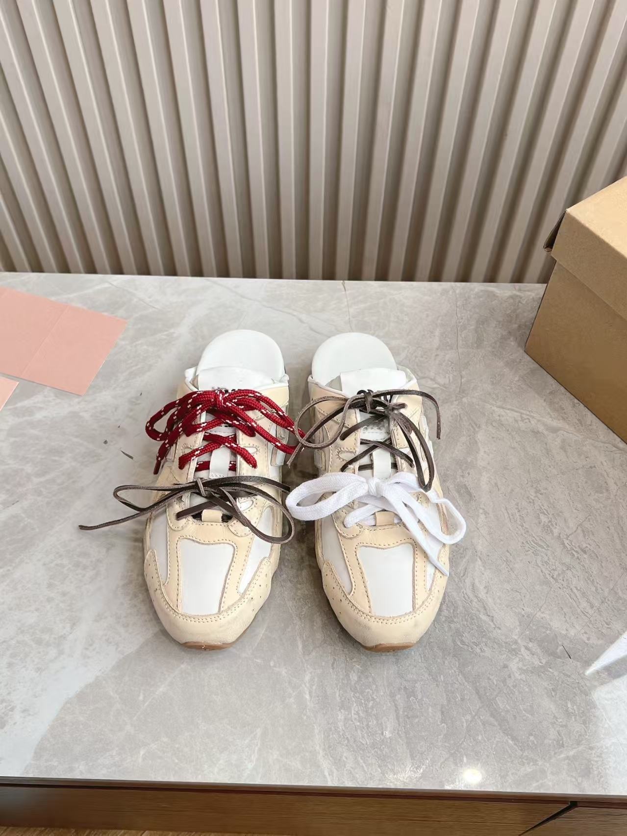 Chaussures de sport demi-traînées à la mode et polyvalentes, les lacets colorés débloquent un style personnalisé