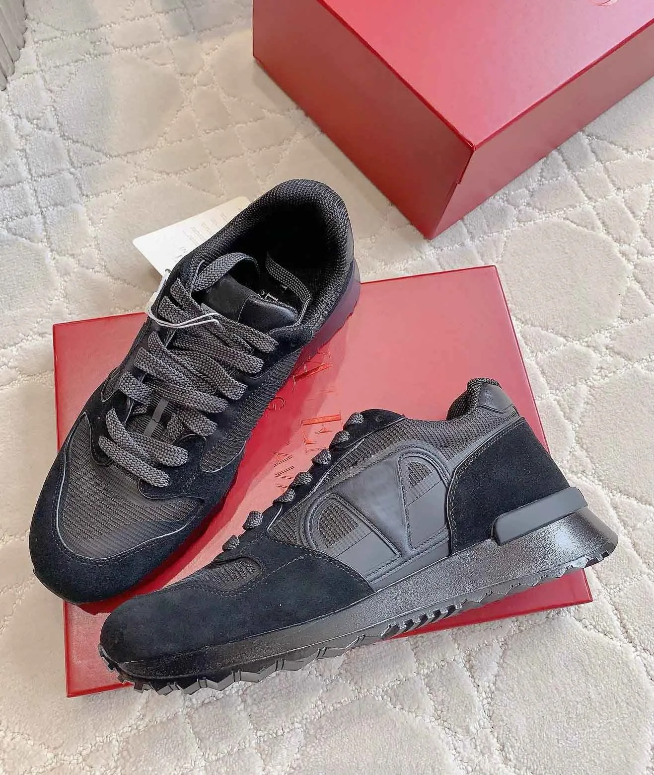 Top 2025S / S Design Hommes Netrunner Baskets Chaussures Basses Mesh Daim Cuir De Veau Baskets Pyramid Studs Robe De Soirée Confort Skateboard Ma