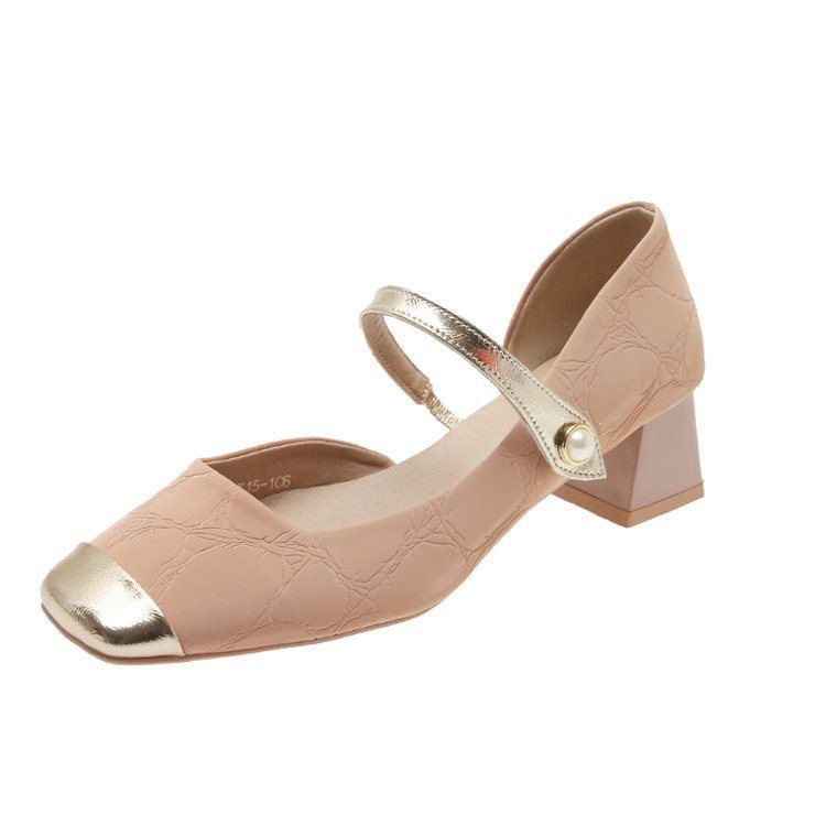 P05 Chic, tenue décontractée à habillée spécifique à la saison, complétant une ligne de chaussures d'inspiration française avec des niveaux régla