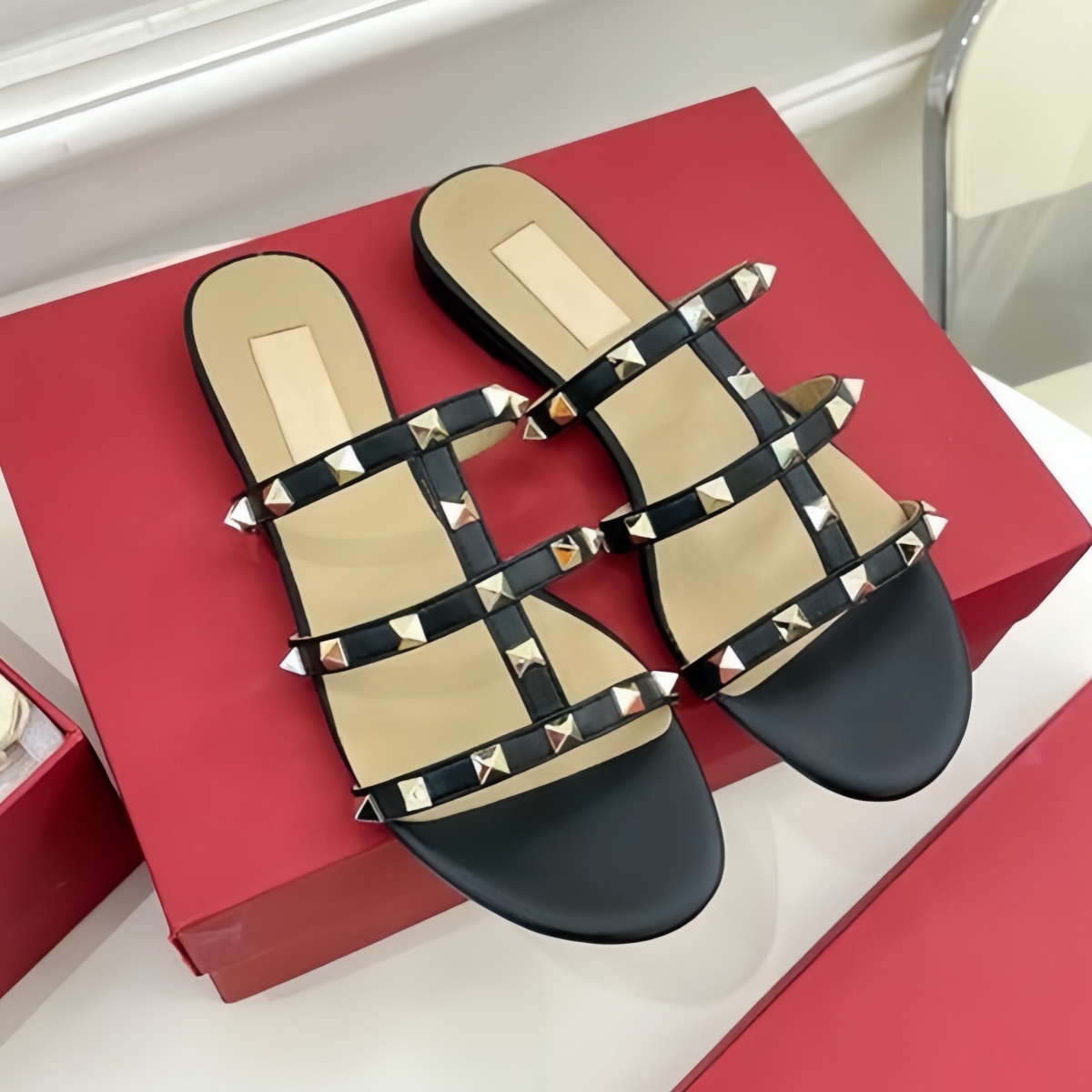 2026 Summer Designer Slippers Women Leather Sandals Luxury Black Nude Red Slides Fashion Flat Bottomed Outdoor Casual Shoes 35-42