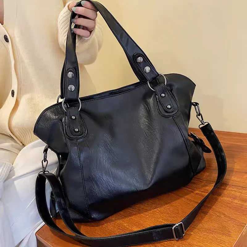 Retro Roomy Shoulder Bag Female Luxury Black Classic Crossbody Bag Crocodile Pattern Large Capacity Style Soft Leather Tote BagXJ250515