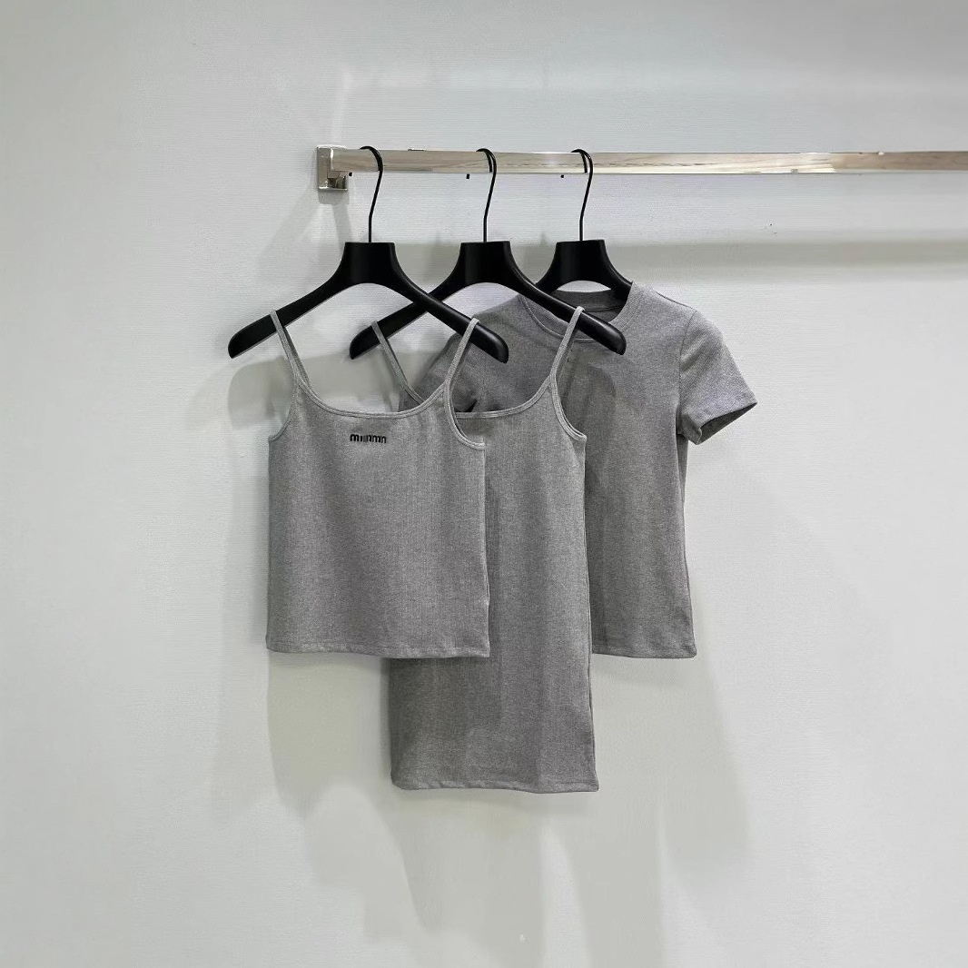 Robes décontractées Designer Haut en tricot en tricot sans couture jupe de sangle de série brodée + t-shirt + débardeur