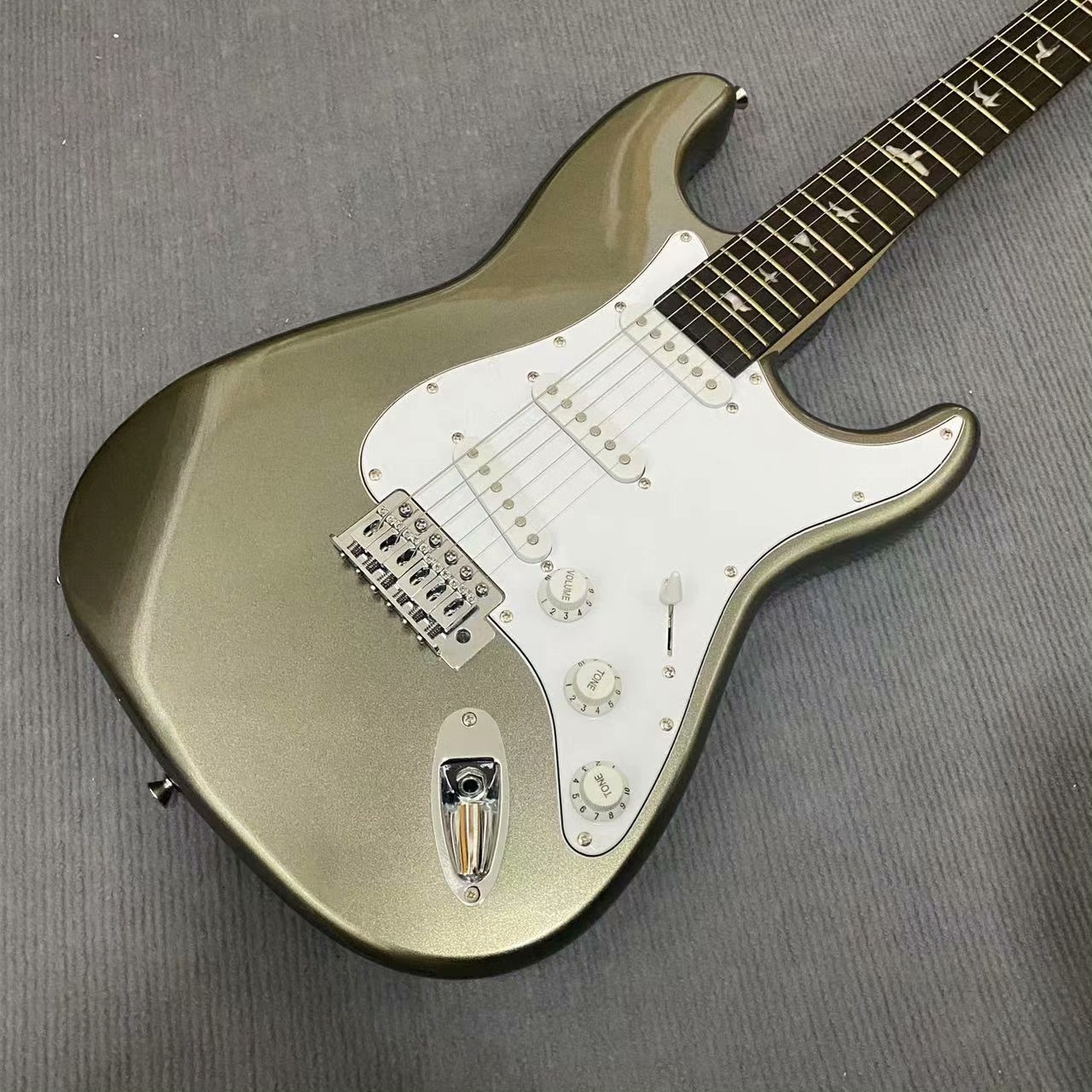 Sleek Metallic Gold Electric Guitar: Double-Cutaway Body, White Pickguard & 3 Single-Coils-image-1057920117